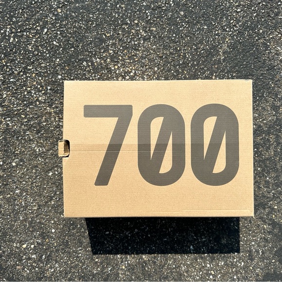 Yeezy 700 - Picture 4 of 5